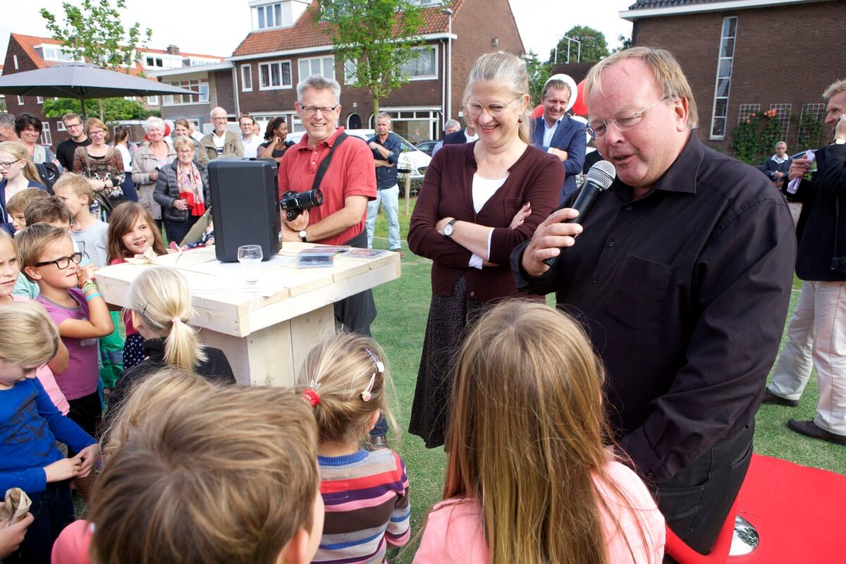 Jaap Zwart en Annemiek Rijckenberg in gesprek met Parkhaven-kinderen.
