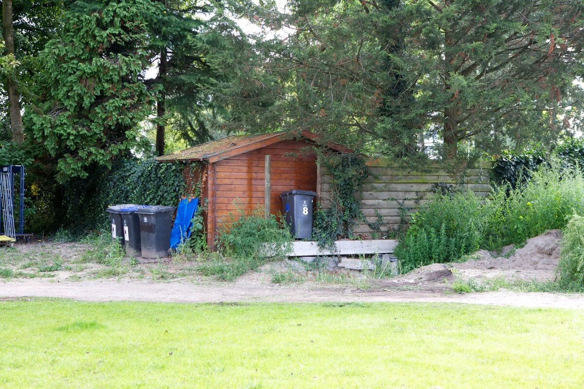 Een schuurtje staat op het pad langs het kanaal.