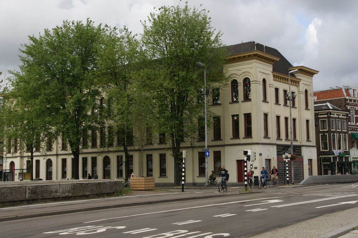 Het Staffhorstpand in 2009, de bomen staan er nog. Foto: Ton van den Berg