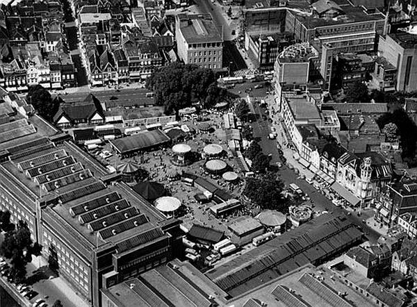 In de jaren vijftig en zestig kon je nog een kermis vinden op het Vredenburg. Foto: HUA