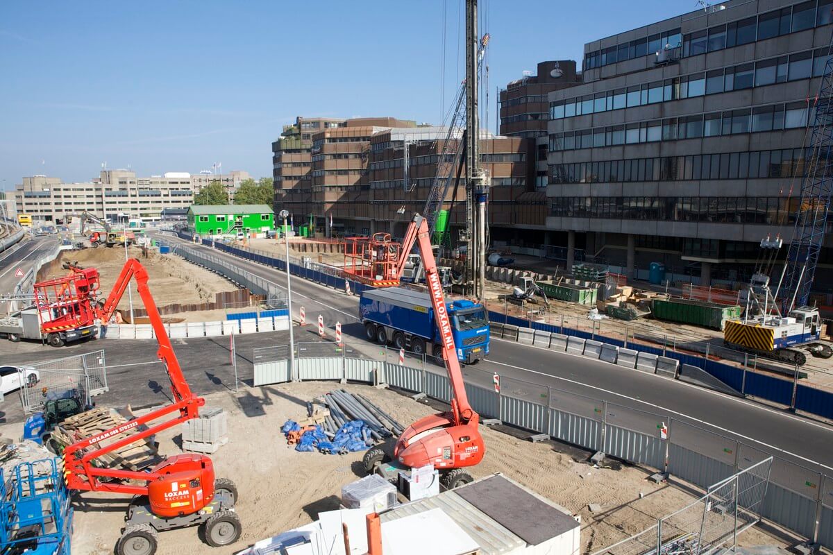 De bouwput gezien vanaf het station. Foto: Ton van den Berg