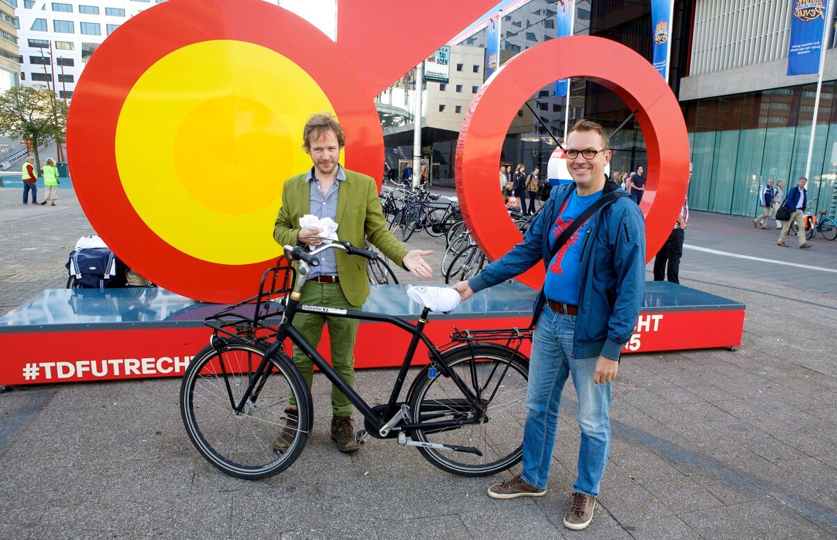 De eerste zadelhoes is voor Rob van Doggenaar (rechts) van Le Tour Utrecht. Foto: Ton van den Berg