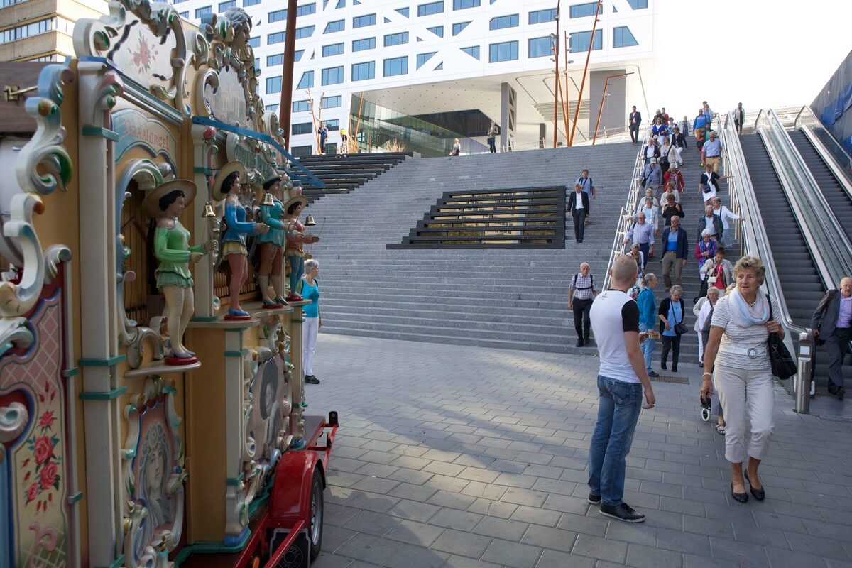 De orgelman probeert het publiek dat richting de 50+beurs gaat te verleiden. 