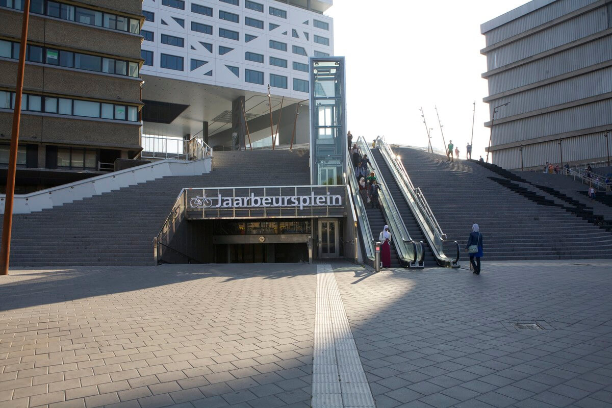 Schaduwen over het Jaarbeursplein. Foto's: Ton van den Berg