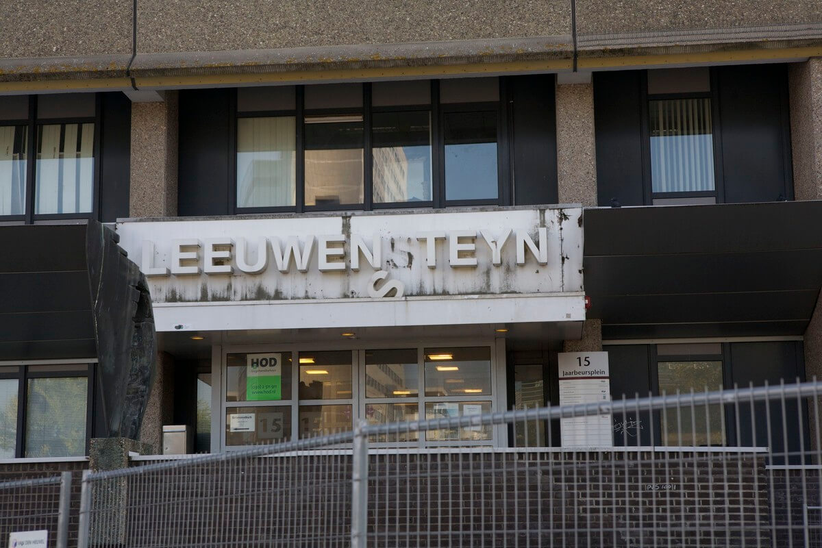 Gebouw Leeuwenstein aan het Jaarbeursplein maakt een desolate indruk.