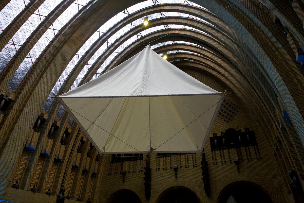 De bogen van het oude postkantoor en de parachute van Da Vinci. Foto: Ton van den Berg