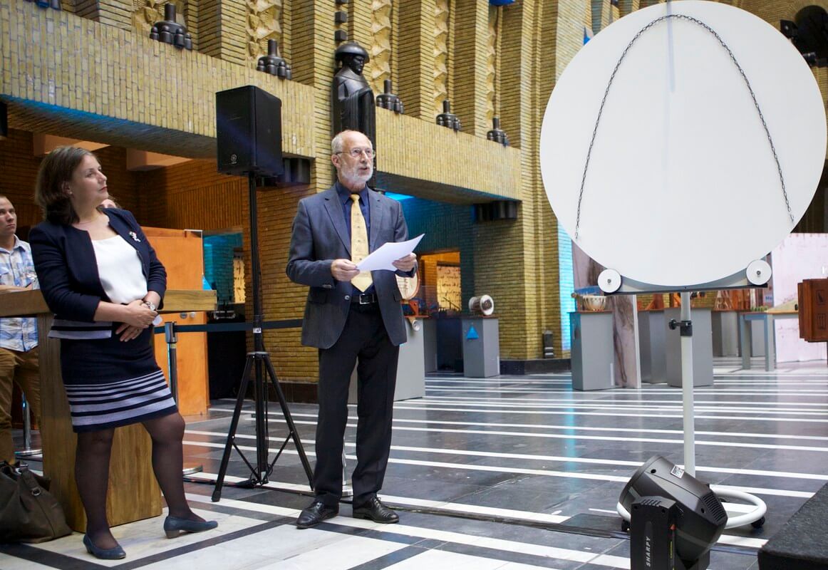 Horst Langer legt de boogconstructie uit en wethouder Jongerius luistert. Foto: Ton van den Berg