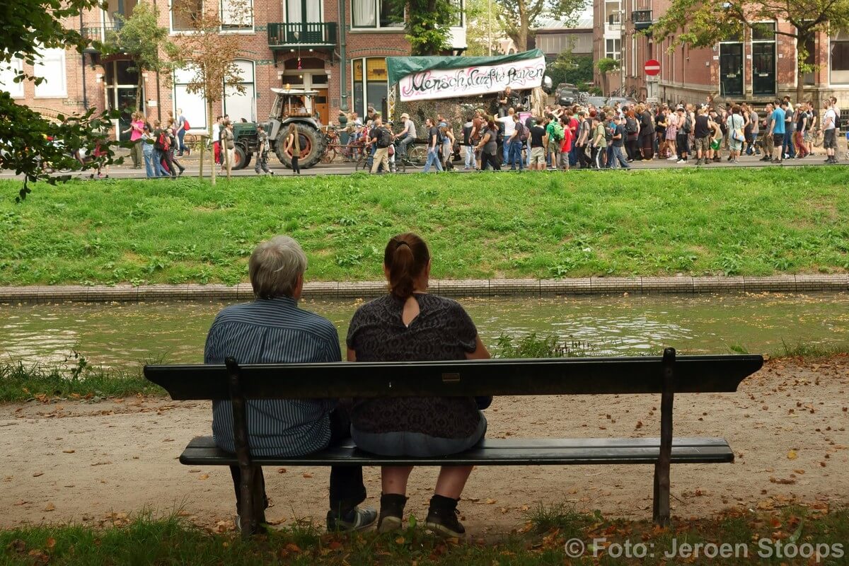 Toeschouwers in het park. Foto: Jeroen Stoops
