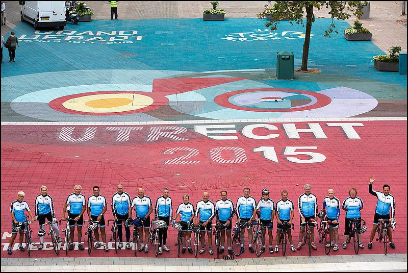 De renners op het Utrechtse Tourlogo op het Jaarbeursplein. Foto: Bas de Meijer