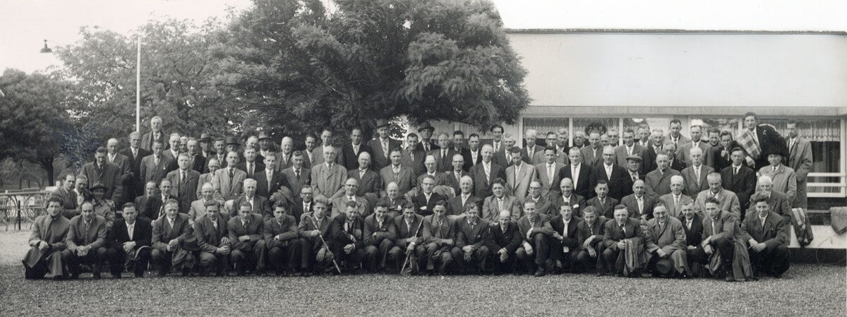 Personeel van de sojafabriek in de jaren '50 tijdens een uitje naar Limburg. Foto: HUA