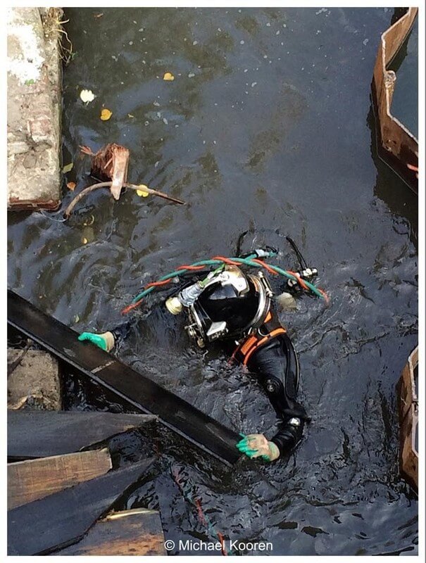 Een duiker aan het werk in de Oudegracht. Foto: Michael Kooren