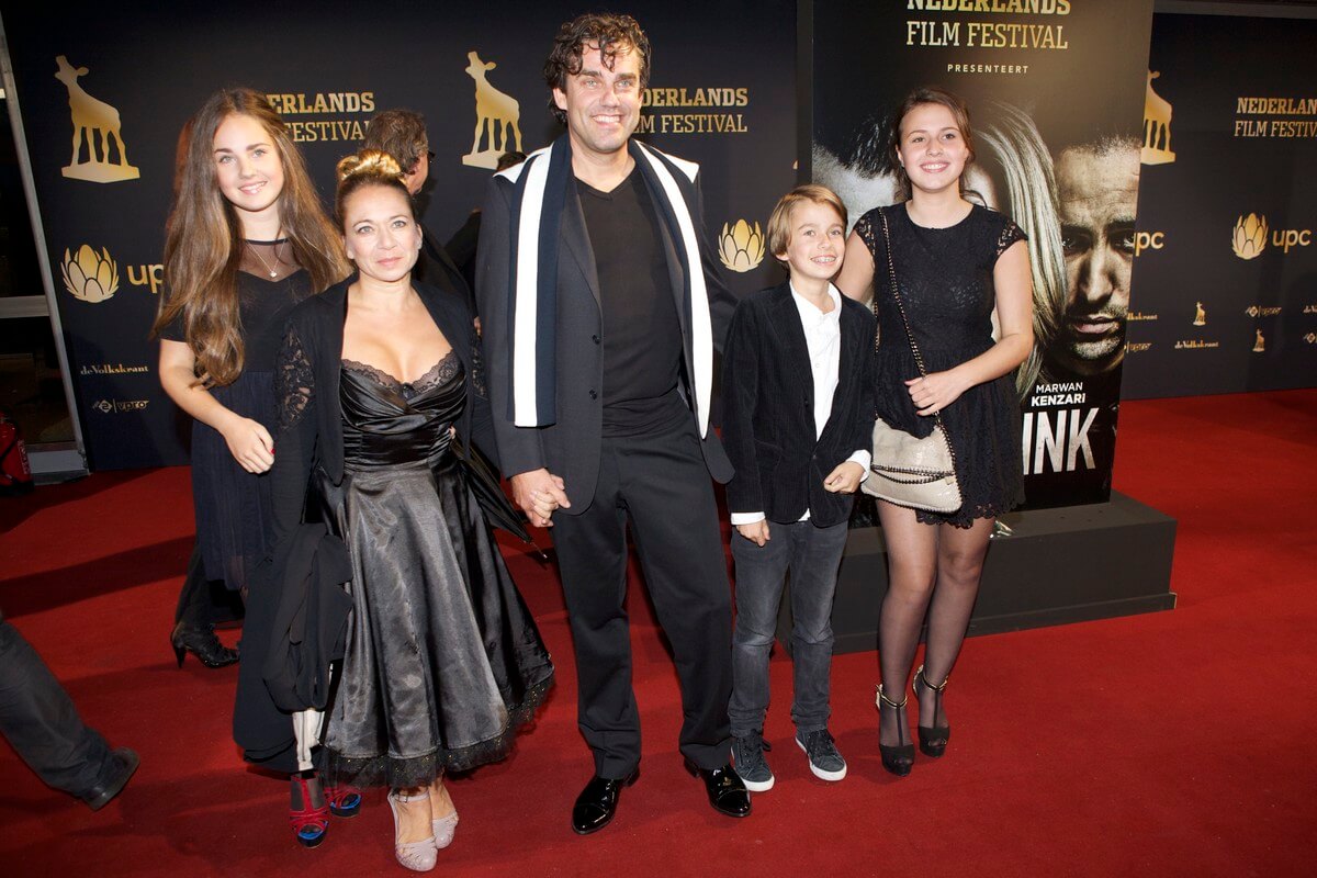 Fons Merkies en zijn gezin bij de entree tot het filmfestival. Foto: Ton van den Berg