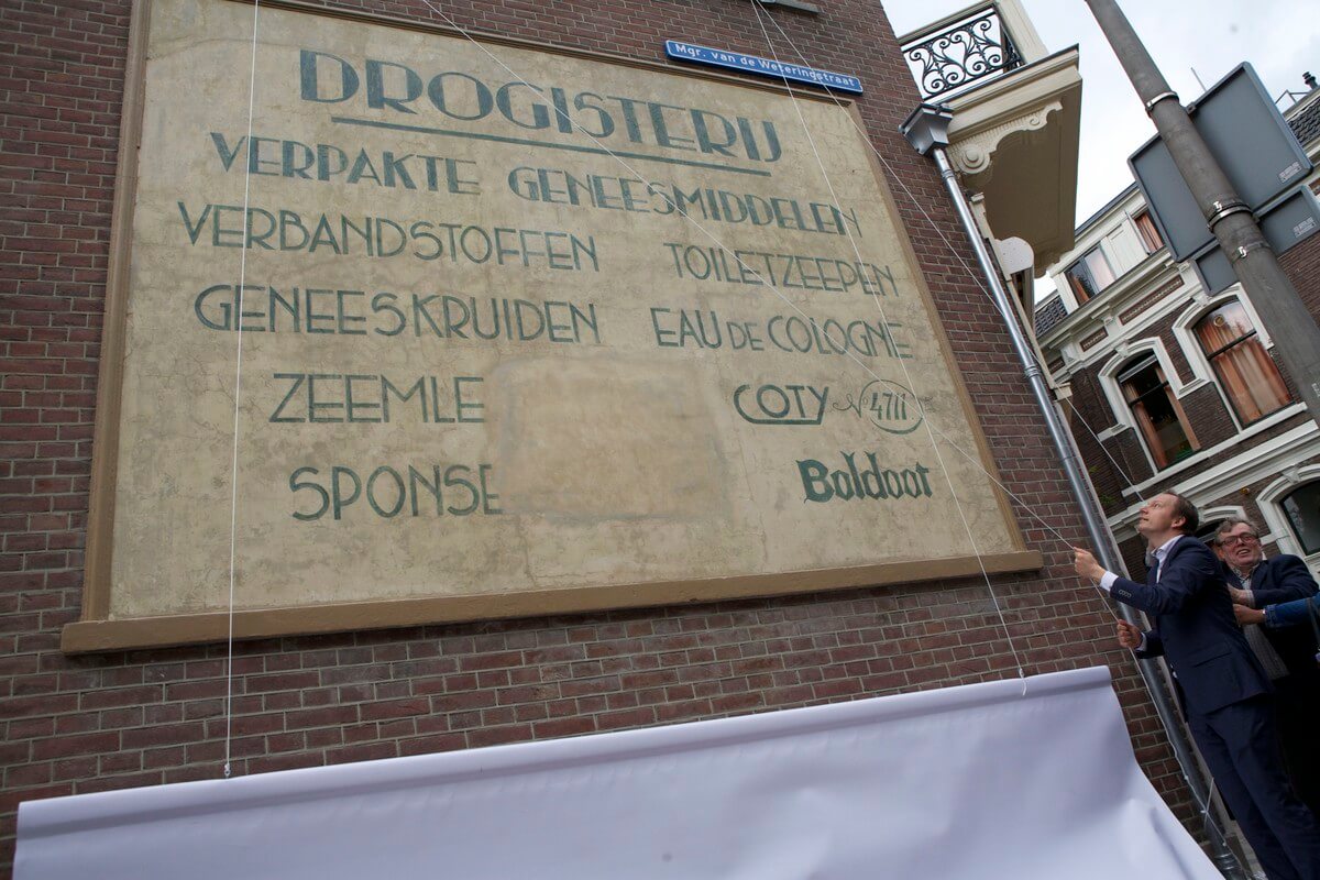 De onthulling van de muurreclame.