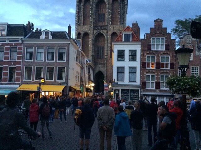 Grote drukte ook voor het carillonconcert aan de voet van de Dom bij de Maartensbrug. Foto: Johan de Boer