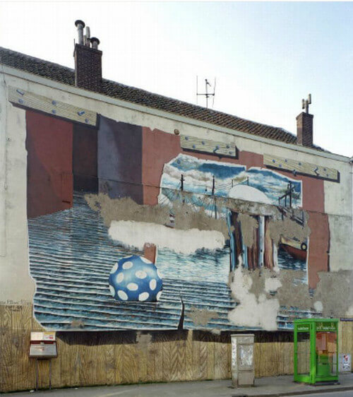 De beschadigde muurschildering in 1985