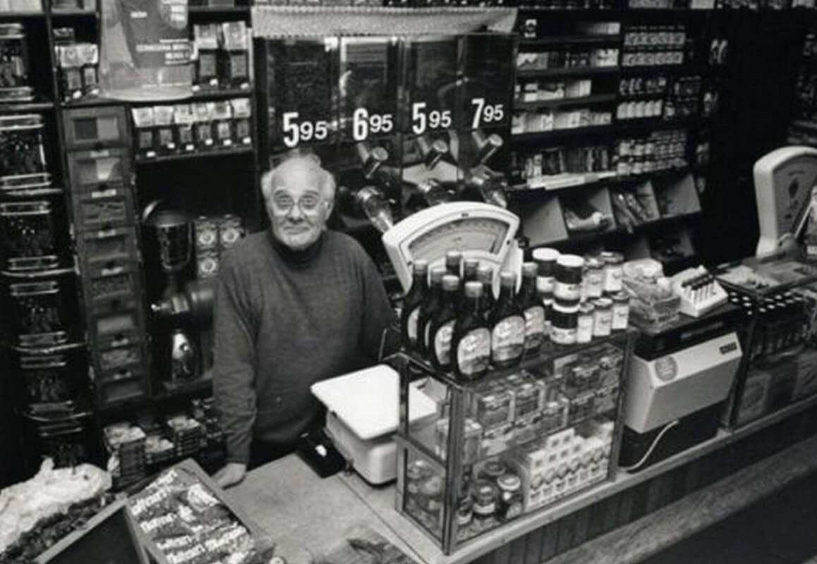 Jacques Bostelaar in 1969 in zijn delicatessenwinkel. Foto: familie archief Bostelaar