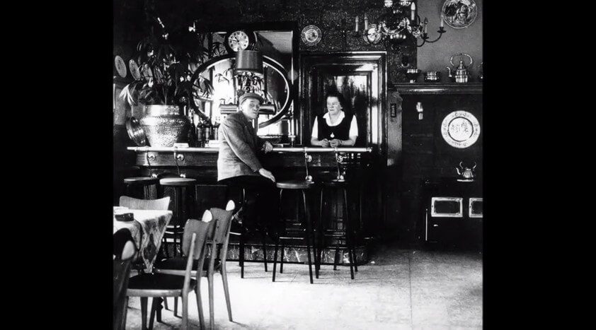 In het cafe, een scene uit de video over Schele Miep. Foto: Grachtensmart
