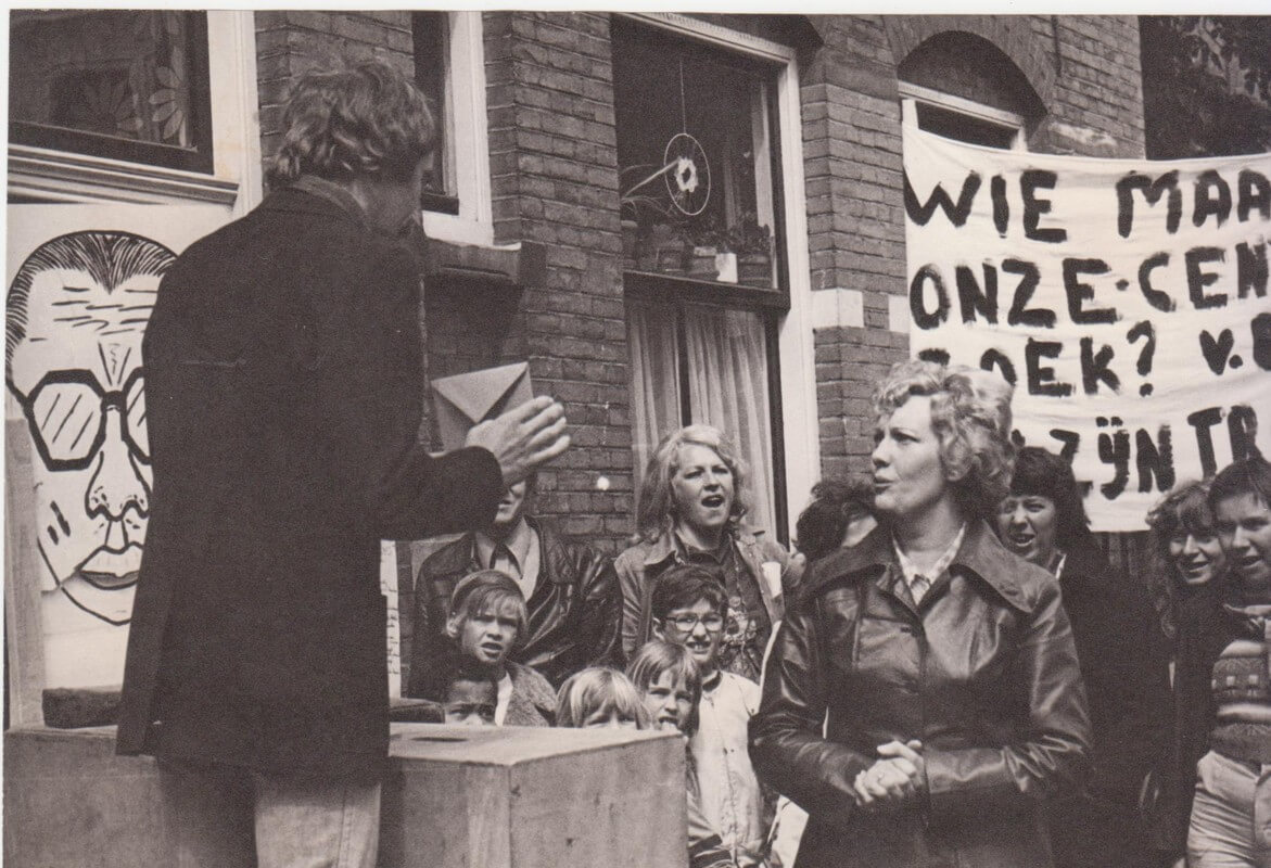 Hennie de Jong zingt tijdens een 1-mei bijeenkomst. Foto: archief Bours