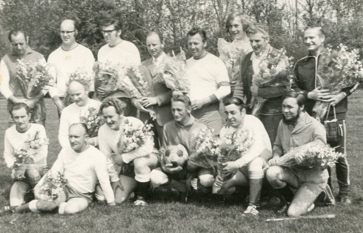 Kampioenselftal veteranen 1971. Theo Geijssen (staand 2e van rechts) en Anton Gijsen (zittend rechts)