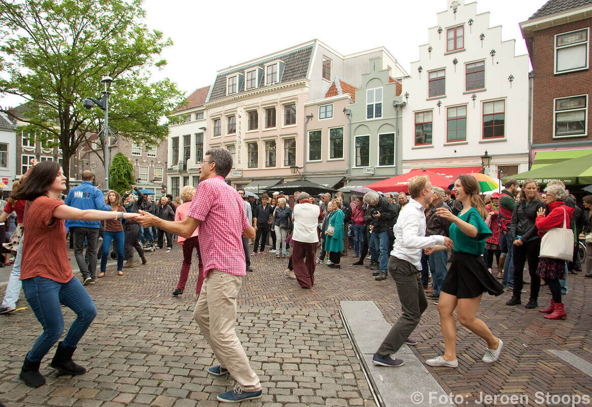 Op straat wordt ook gedanst. Foto: Jeroen Stoops