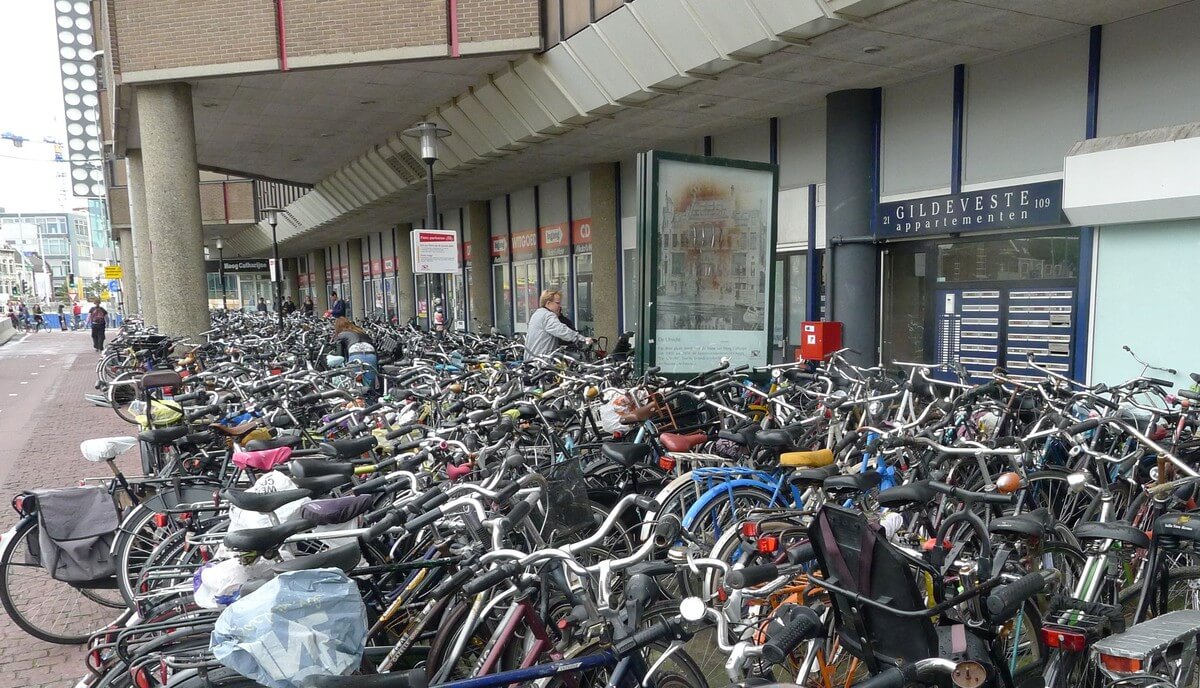 De plek waar tot 1974 De Utrecht stond, op het informatiebord (dat ca 15 jaar geleden onthuld werd door de toenmalige wethouder Jan van Zanen) een verkleurde foto van het gebouw. Foto: Ton van den Berg