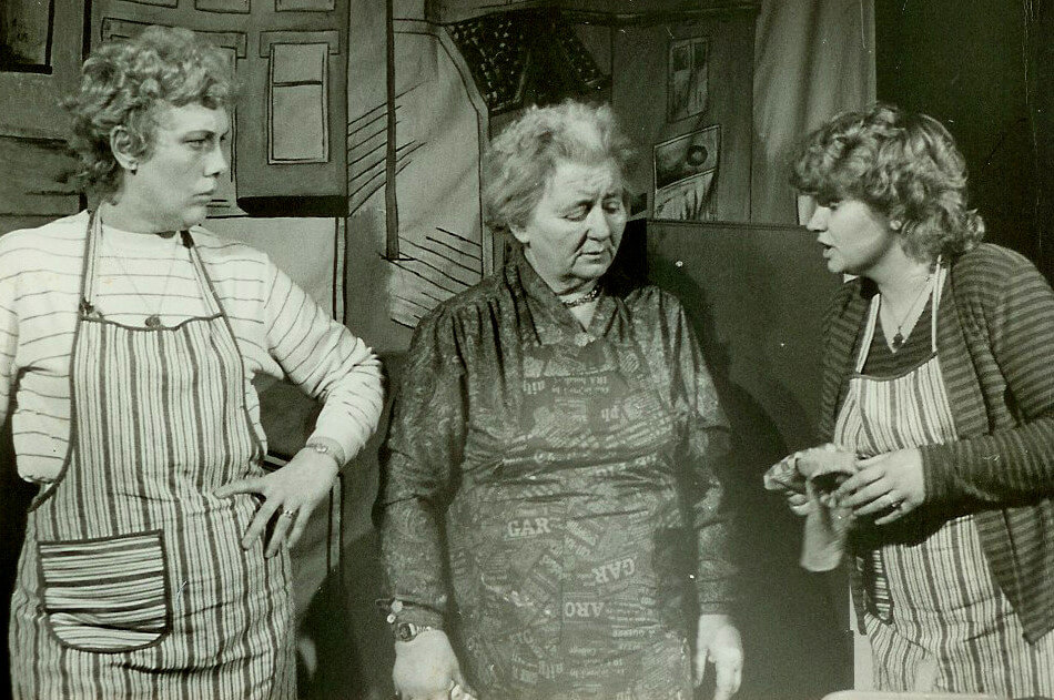 Ilse (in het midden) als actrice in het toneelstuk over het Houtplein. Foto: archief Bours