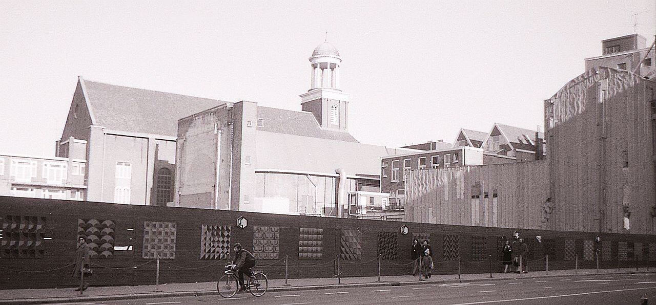 Het gat in de Lange Viestraat met de schutting 1978. Foto W. Geijssen