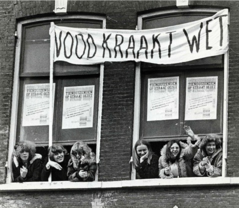 Krakers nemen bezit van het pand Lange Viestraat 19. Foto Het Utrechts Archief