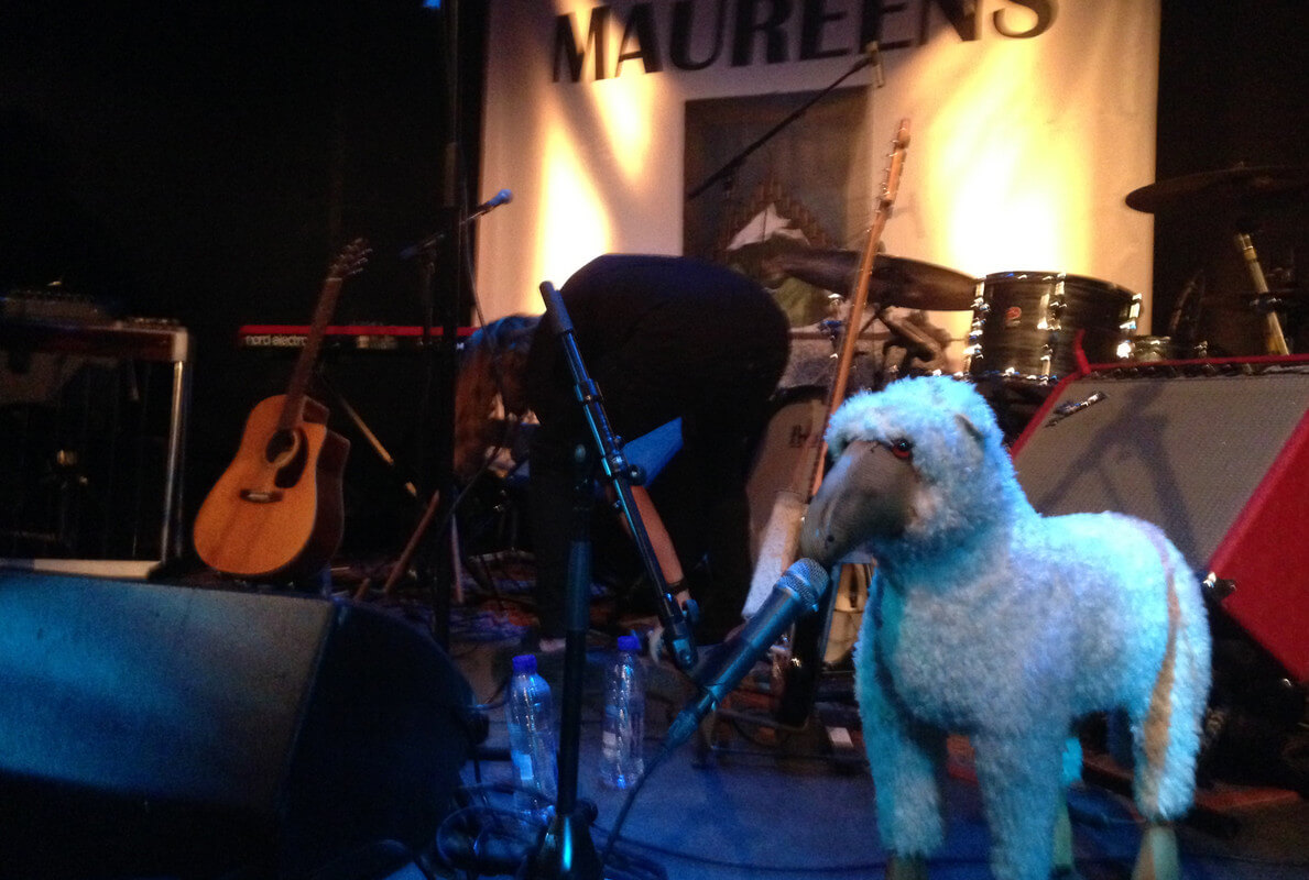 De mannen gaan af, Dolly blijft achter. Foto: Zita Eijzenbach