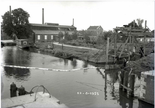 Mengvoederfabriek De Adelaar (de ‘kattenbroodfabriek’), vlak voordat de Oranjebrug werd aangelegd. Foto: Het Utrechts Archief