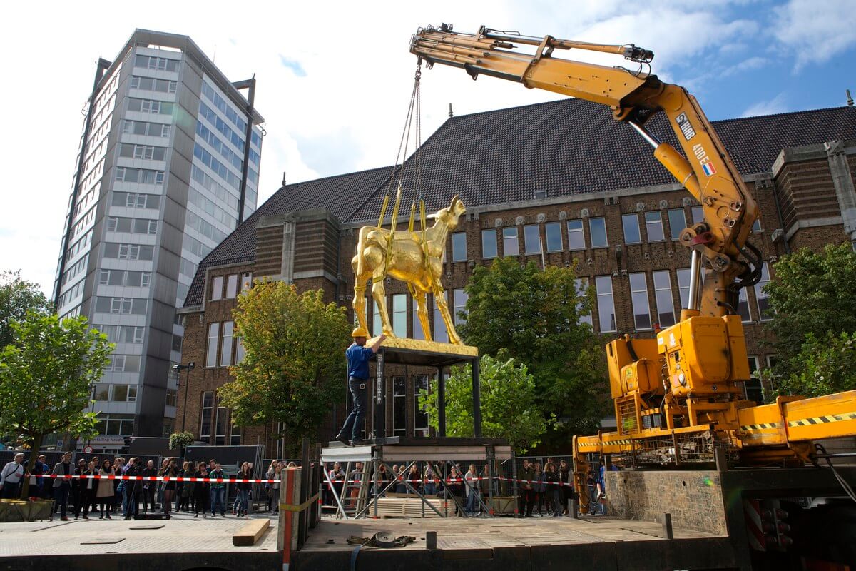 Het Gouden Kalf wordt op de Neude getild. Foto: Ton van den Berg