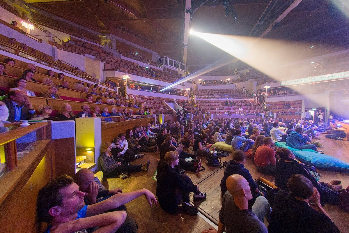 'Kraalligers' voor het podium in de Grote Zaal. Foto: Michael Kooren/NachtvandePoezie