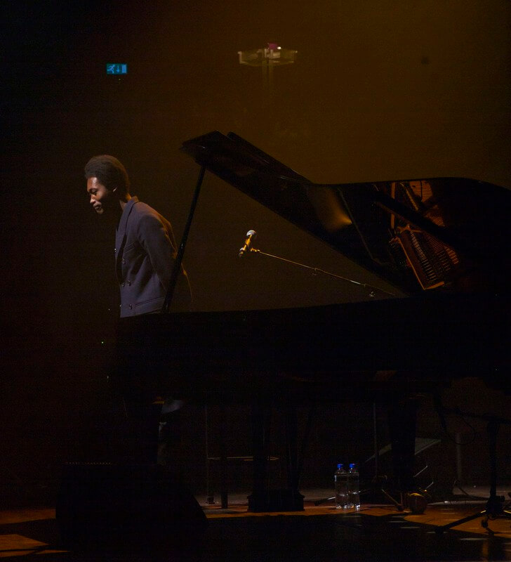 Zanger Benjamin Clementine neemt het applaus in ontvangst. Foto: Ton van den Berg