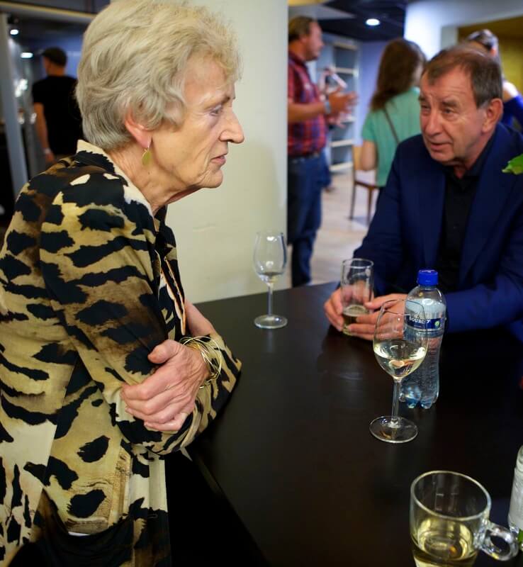 Oud-burgemeester Annie Brouwer in gesprek met tekstdichter en cabaretier Ivo de Wijs. Foto: Ton van den Berg
