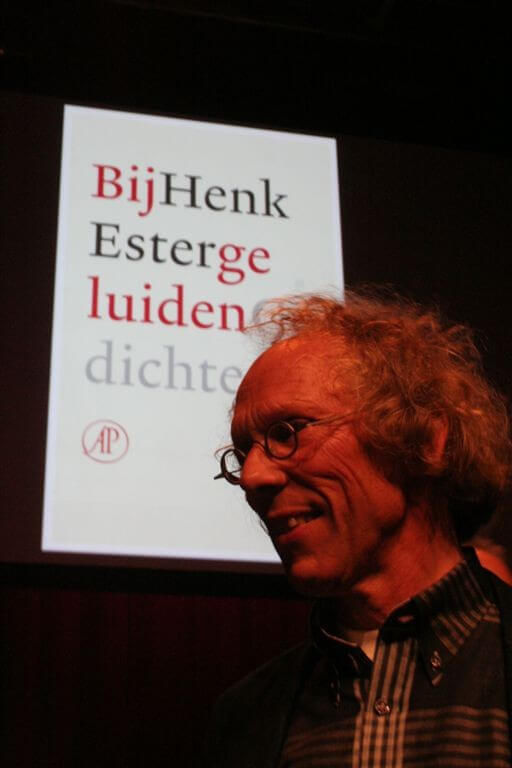 Henk Ester als winnaar van de Cees Buddinghprijs op het Rotterdamse poëziefestival 2013. Foto: Dries van Dijk