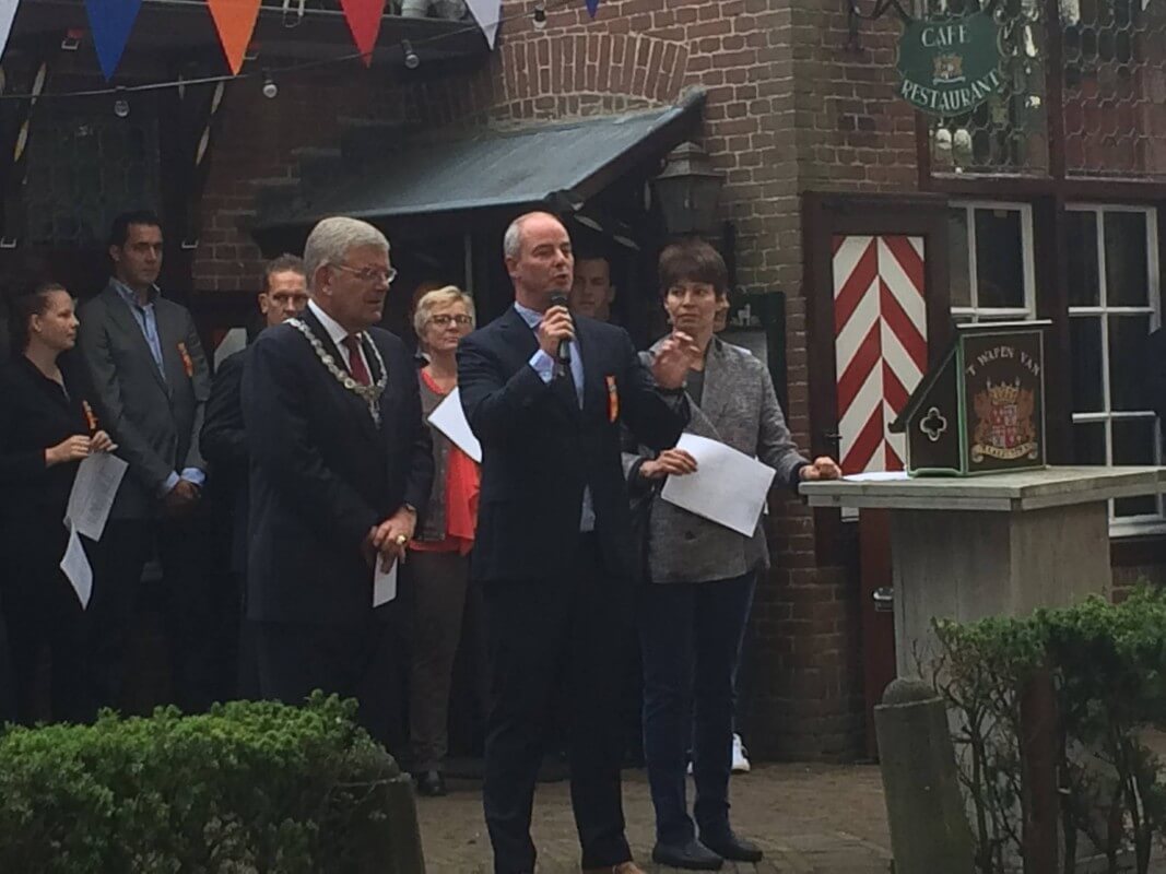 Hoge gasten zoals burgemeester Van Zanen en rechts de barones van Kasteel de Haar. Foto: X. van Asperen