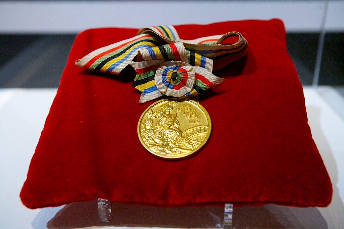 De gouden medaille die Anton Geesink in 1964 won. Foto: Ton van den Berg