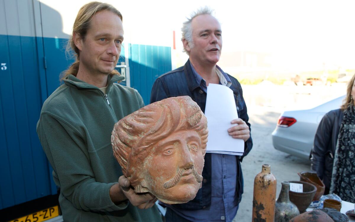 Arceholoog Erik van Wieren toont een bij Leeuwenstein gevonden tuinpot. Foto: Ton van den Berg