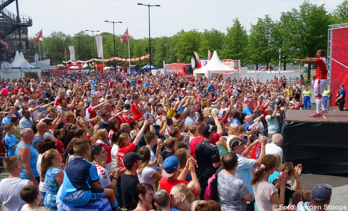 Haller zweept het publiek op tijdens de fandag. Foto: Jeroen Stoops