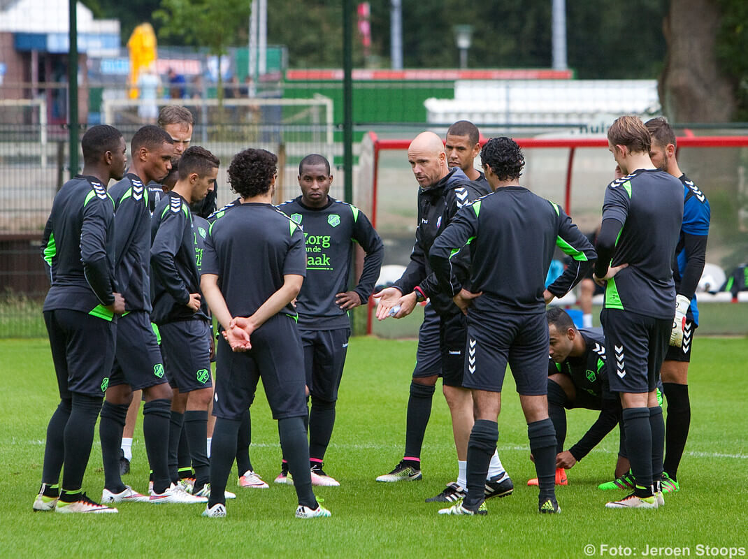 Trainer Ten Hag met zijn formatie. Foto: Jeroen Stoops