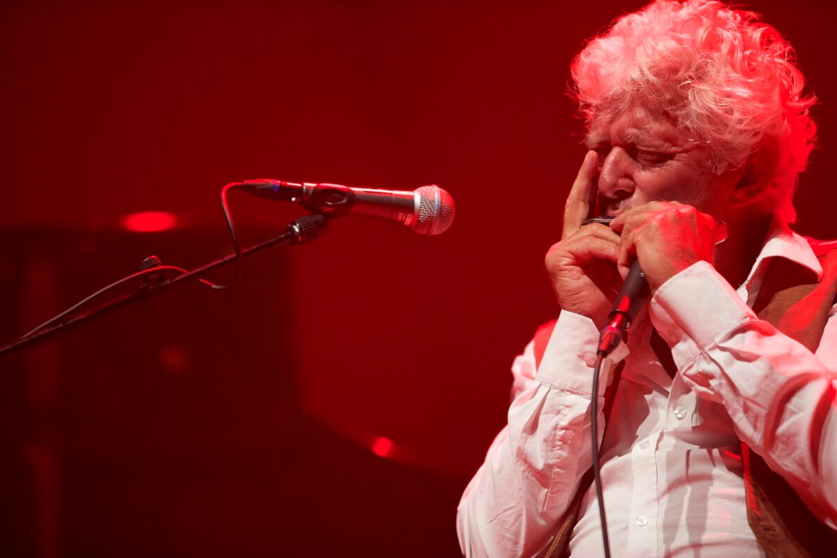 Tim Welvaars speelt op zijn mondharmonica een eerbetoon aan de onlangs overleden Toots Thielemans. Foto: Ton van den Berg