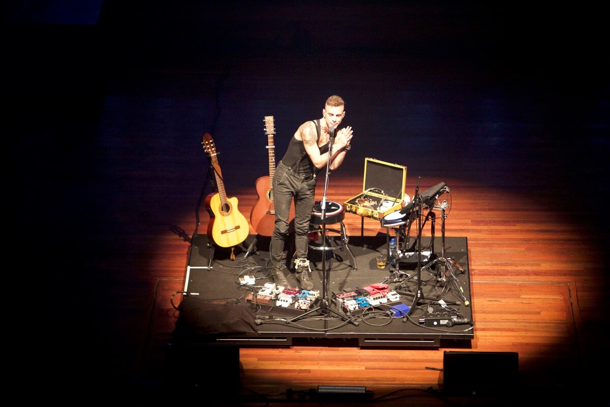 De singer/songwriter Asaf Avidan buicht na een eneverend optreden. Foto: Ton van den Berg