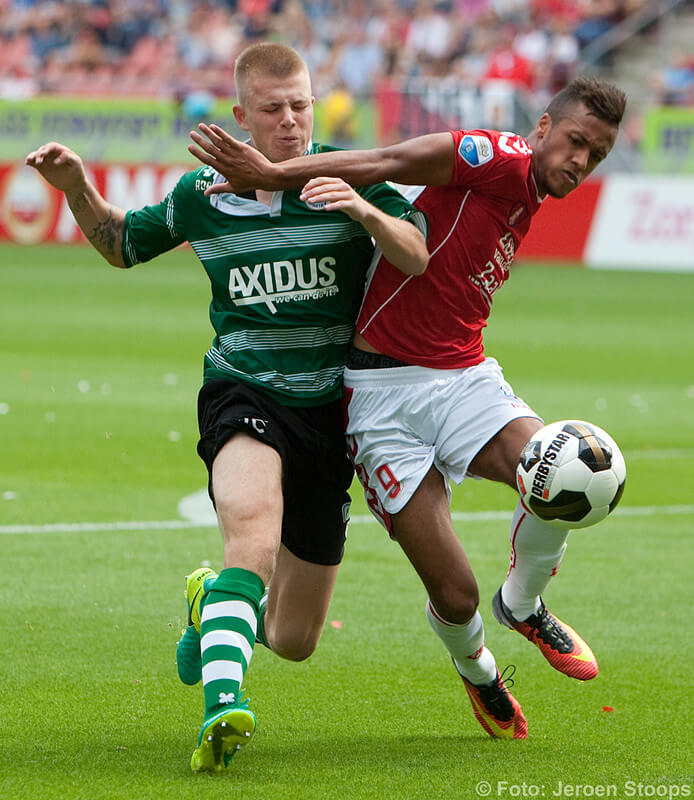 Zivkovic in duel met Van Drongelen. Foto: Jeroen Stoops