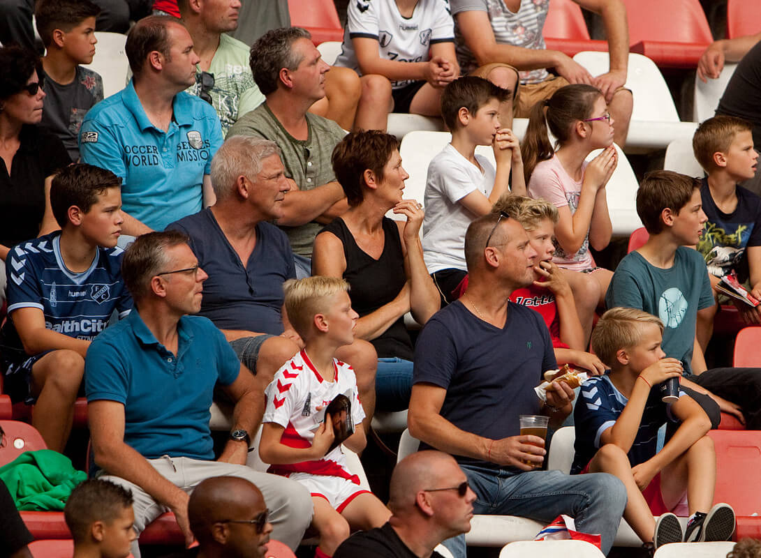 Gespannen gezichten op de tribune van Galgenwaard. Foto: Jeroen Stoops