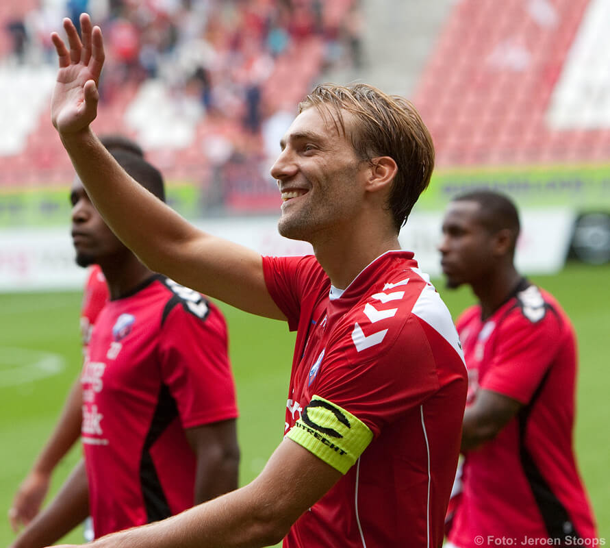 Aanvoerder Janssen weer eens lachend van het veld. Foto: Jeroen Stoops