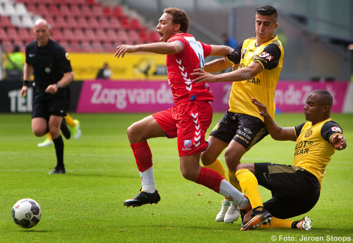 Dessers aangepakt door twee Roda-spelers. foto: Jeroen Stoops