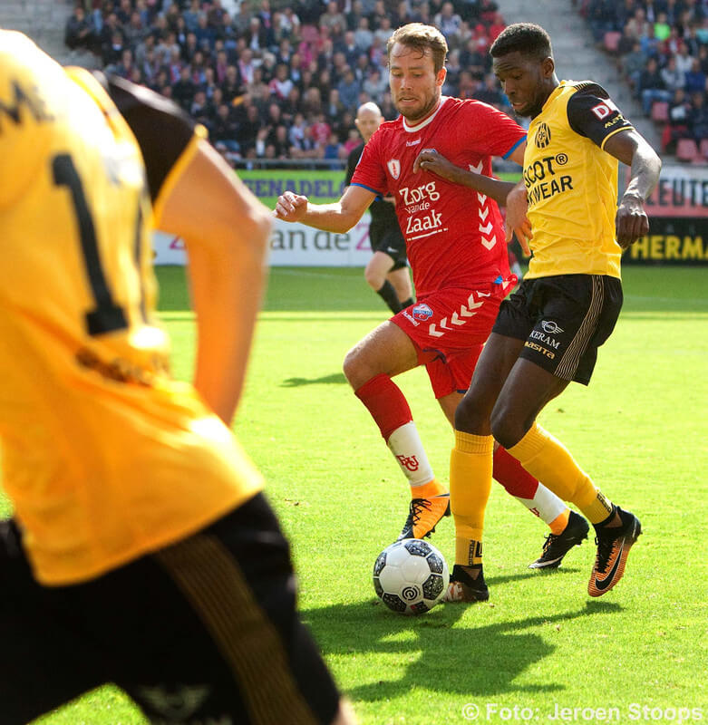 Maker van de 1-0, Van de Streek, in duel met Van Velzen. Foto: Jeroen Stoops