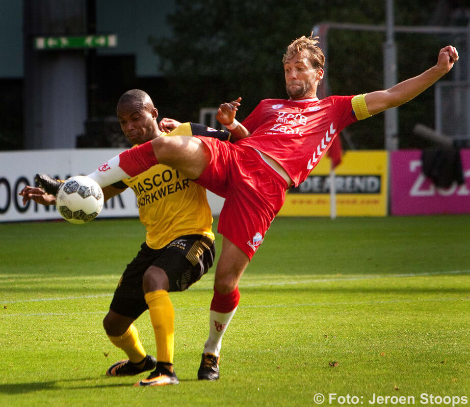 Aanvoerder Janssen in duel met Rosheuvel. Foto: Jeroen Stoops