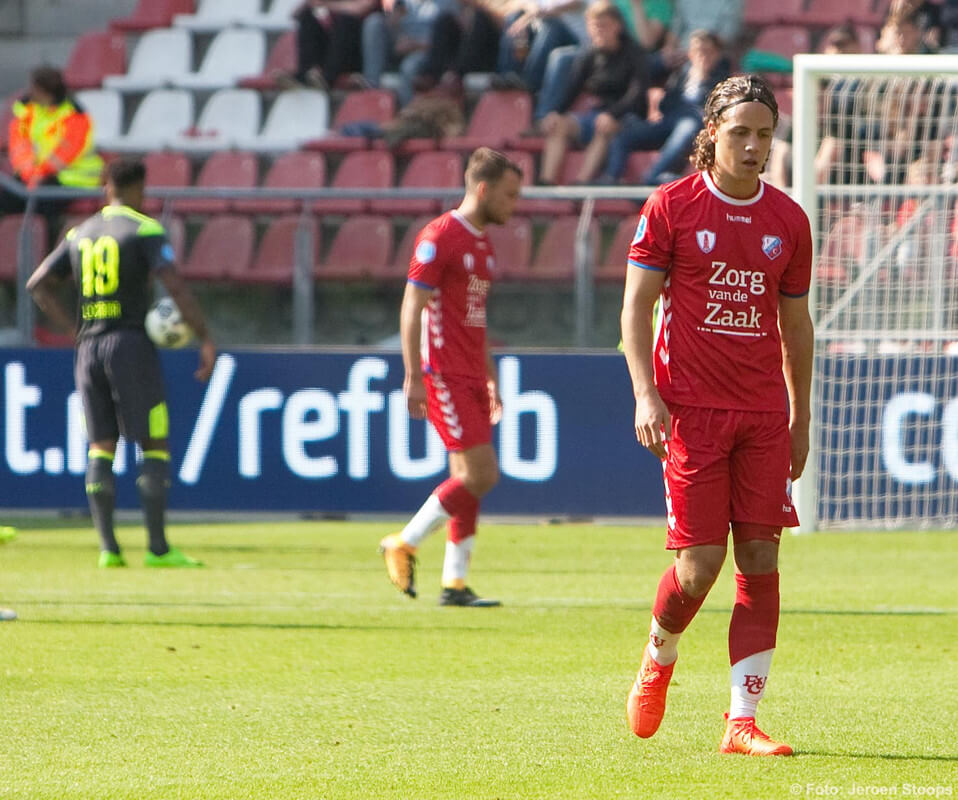 Giovanni Troupée verlaat met rood het veld. Foto: Jeroen Stoops