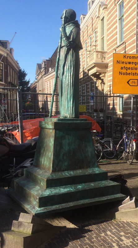 Het standbeeld van Adrianus VI, gemaakt door Anno Dijkstra, inclusief houten onderkant (foto: Jim Terlingen)